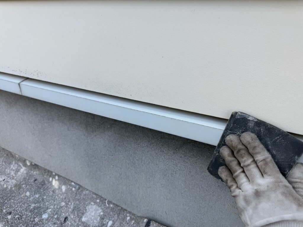 水切り：ケレン<br />
（ケレンとは、塗料との密着を良くするために、専用の道具にて細かい傷をつける下地調整です。）